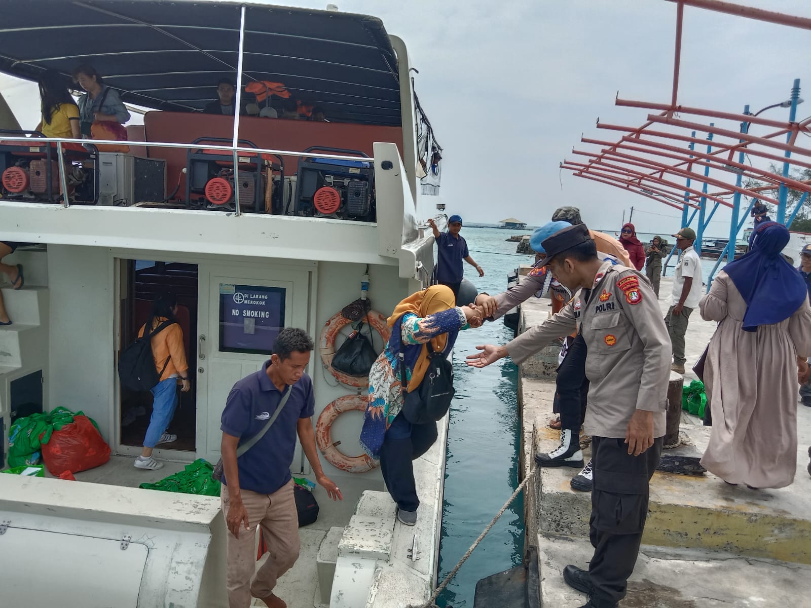 Polsek Kepulauan Seribu Utara dan Satpol PP Kelurahan Pulau Pramuka Gelar Pengamanan Kedatangan Kapal Penumpang di Dermaga Pulau Kelapa