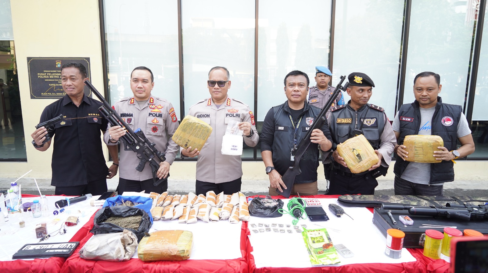 Grebek Kampung Bahari, Polres Jakarta Utara Tangkap 34 Orang dan Sita 1,6 Kg Sabu serta Air Soft Gun