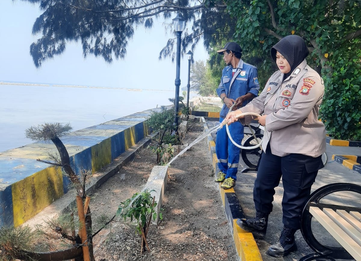 Polsek Kepulauan Seribu Selatan, dan Masyarakat Bersatu Tanam Pohon di Setiap Pulau untuk Bersihkan Udara