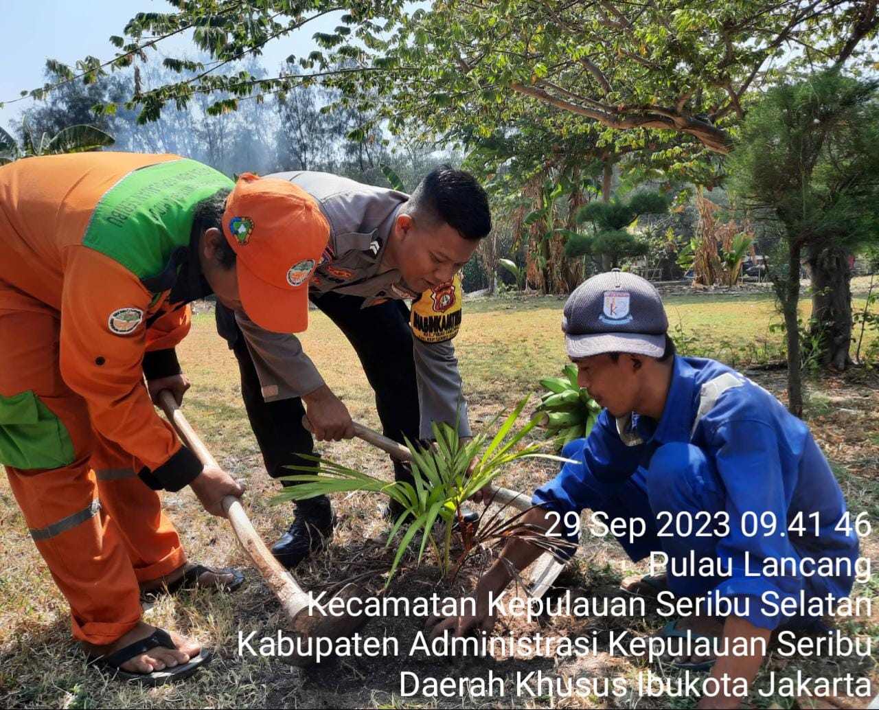 Polsek Kepulauan Seribu Selatan dan Warga Bersatu Tanam Pohon di Setiap Pulau Demi Mengurangi Polusi Udara
