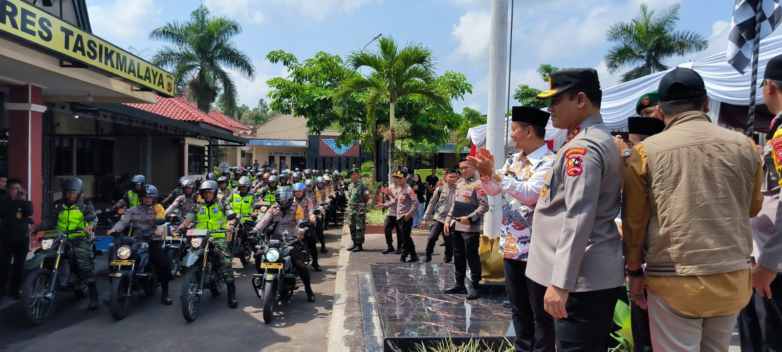 Wujudkan Pemilu Damai, Kaops Nusantara Cooling System Tebar 1.500 Paket Sembako di Tasikmalaya