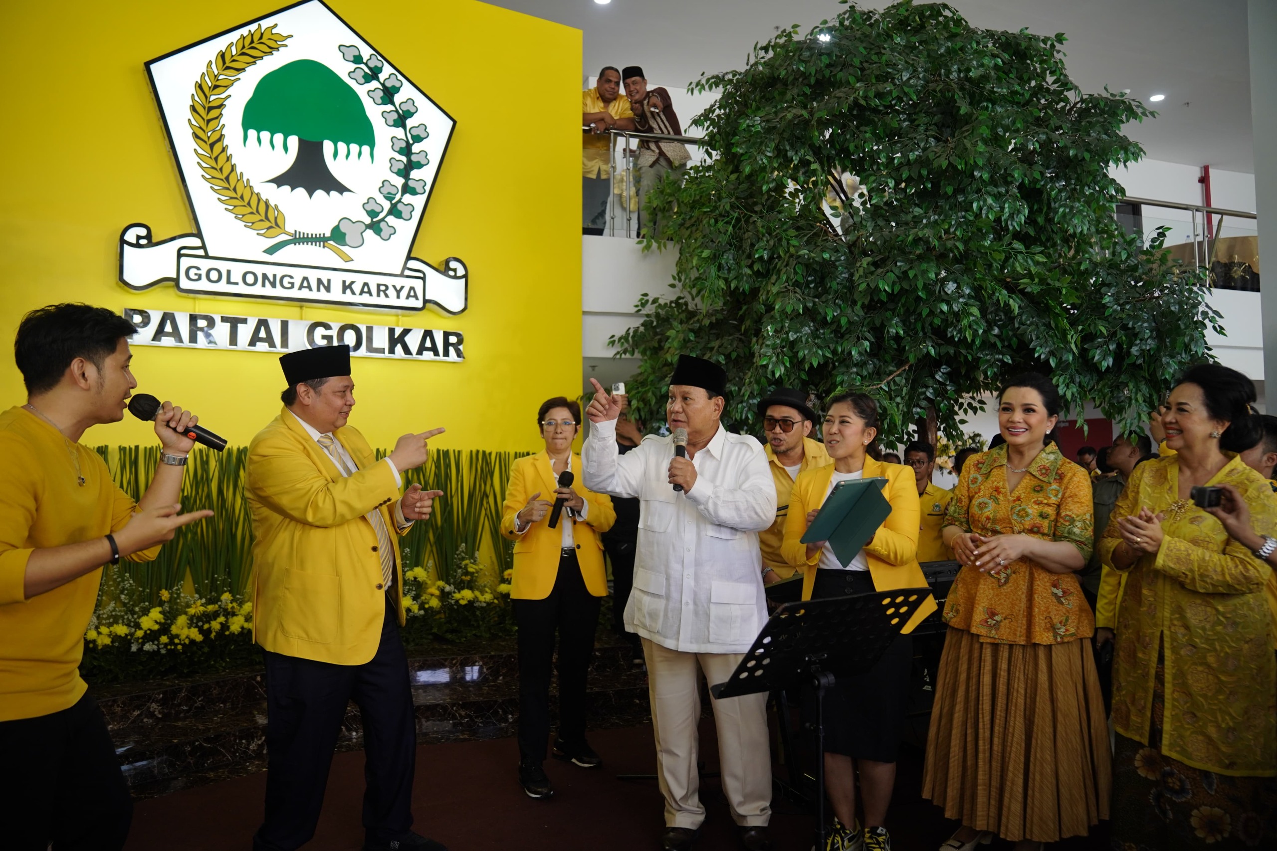 Sambil Joget, Prabowo Nyanyi Lagu “Kamulah Satu-satunya” di DPP Golkar