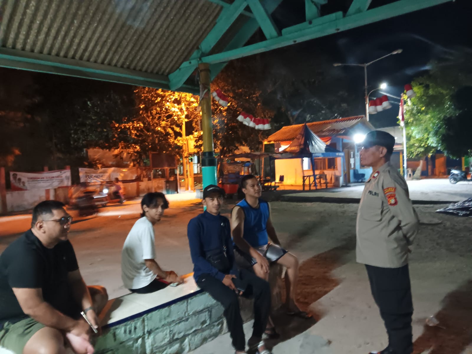 Polsek Kepulauan Seribu Selatan Patroli Malam di Pulau Pari: Imbau Remaja Jaga Kamtibmas dan Jauhi Radikalisme