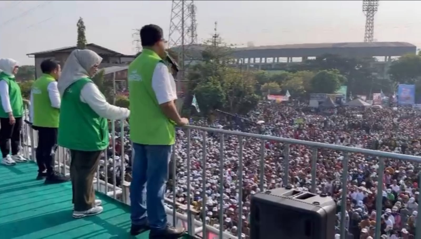 Jutaan Warga Sidoarjo Jalan Sehat Bareng Anies-Imin