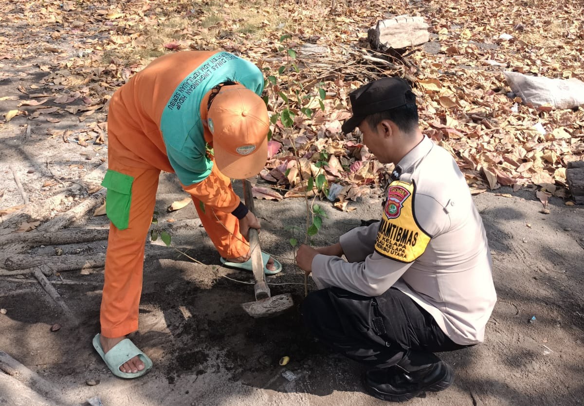 Bhabinkamtibmas Pulau Kelapa, Aipda Sahrizal, Perkuat Upaya Hijaukan dan Kurangi Polusi
