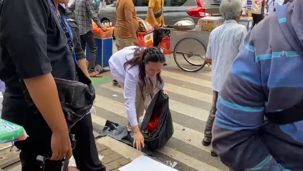 Anggota Sayap Gerindra dan Relawan Prabowo-Gibran Bersihkan Sampah Area KPU Usai Pendaftaran Paslon