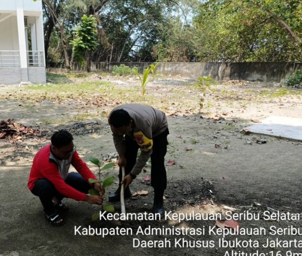 Polsek Kepulauan Seribu Selatan dan Warga Bergerak Bersama Tanam Pohon untuk Kurangi Polusi Udara