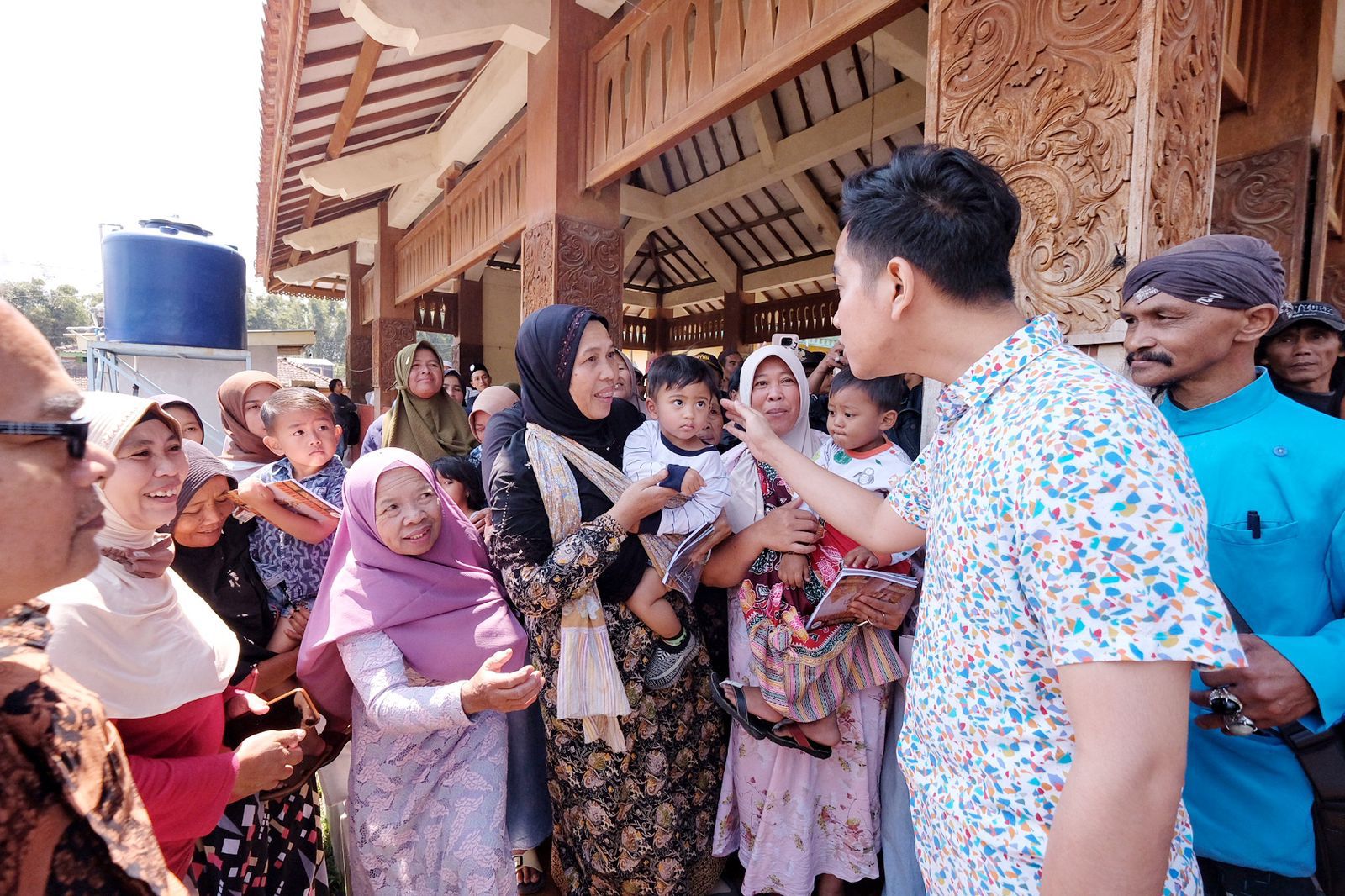 Antusias Anak-anak di Boyolali Terima Buku dan Susu dari Gibran