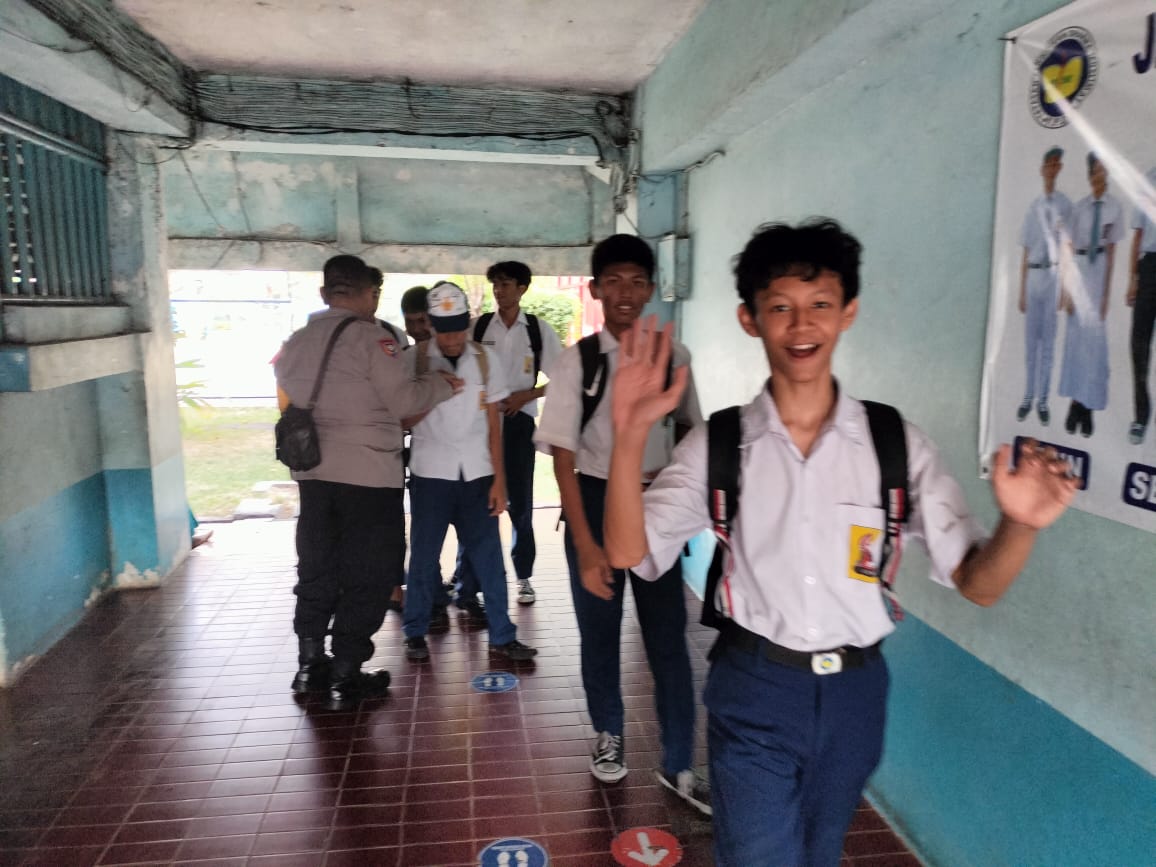 Bhabinkamtibmas Kelurahan Slipi Ajak Siswa SMP Ibu Pertiwi Hindari Tawuran dan Narkoba dengan Pulang Langsung ke Rumah