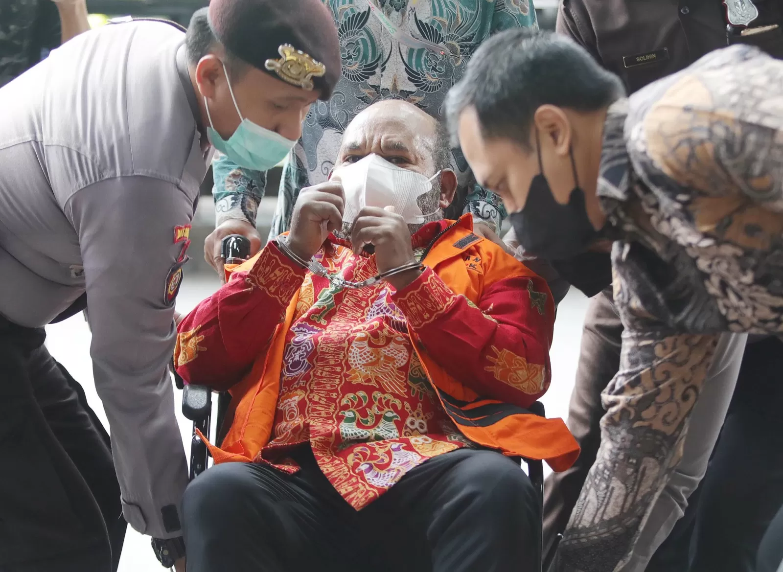 Keluarga Pasrah, Di mana Lagi Lukas Enembe dan Orang Papua Mencari Keadilan?