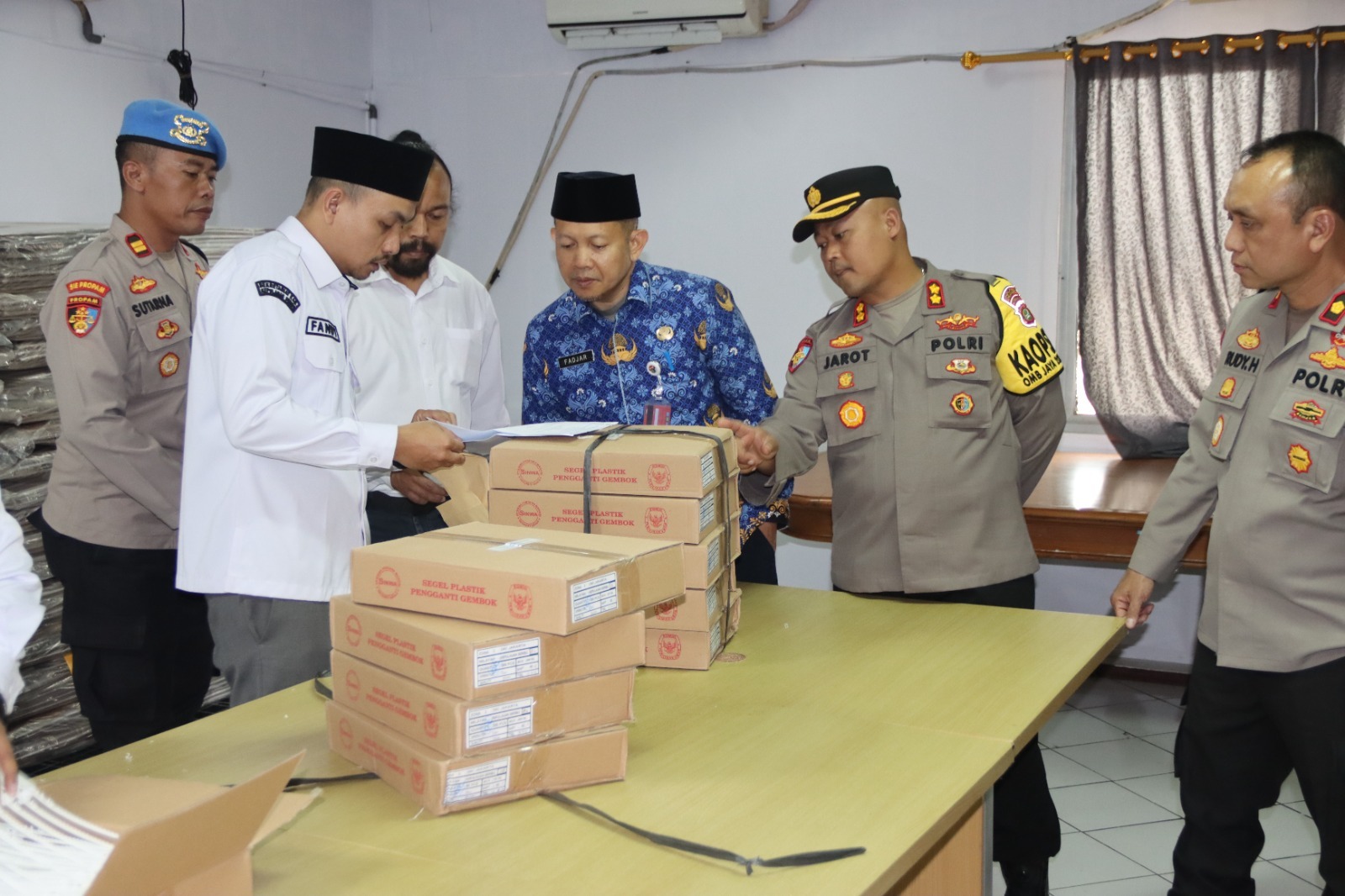 Kapolres Kepulauan Seribu Pantau Pengamanan Logistik Pemilu Tahap I di KPU Kepulauan Seribu