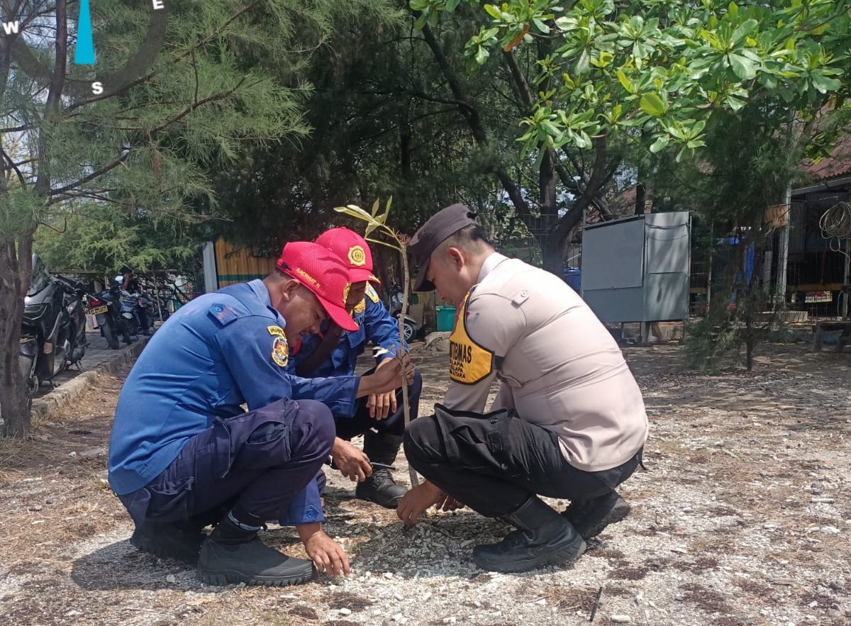 Polsek Kepulauan Seribu Utara dan Warga Bergerak Bersama, Tanam Pohon untuk Reduksi Polusi Udara
