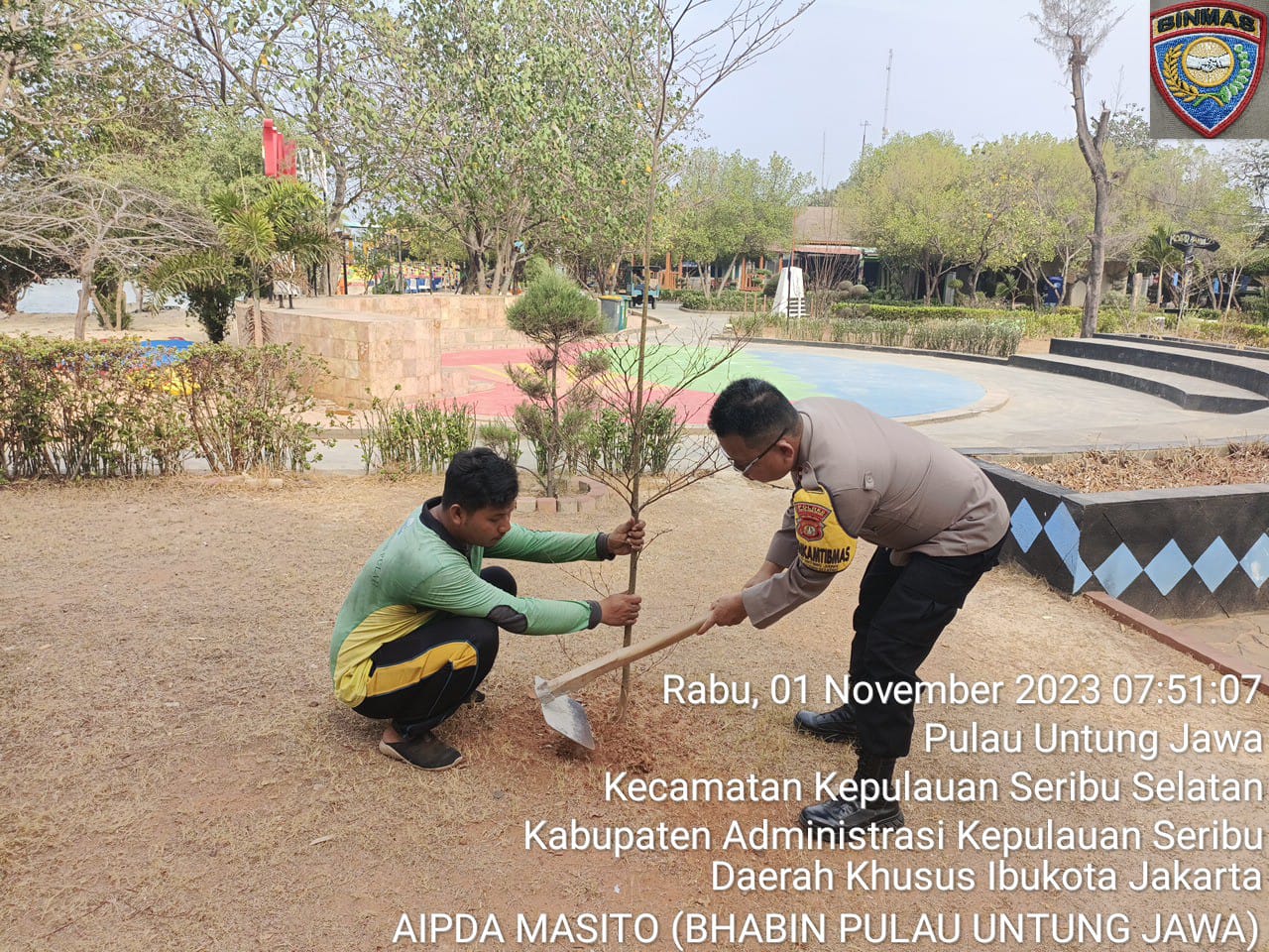 Polsek Kepulauan Seribu Selatan, Polres Kepulauan Seribu, dan Warga Tanam Puluhan Bibit Pohon untuk Kurangi Polusi Udara