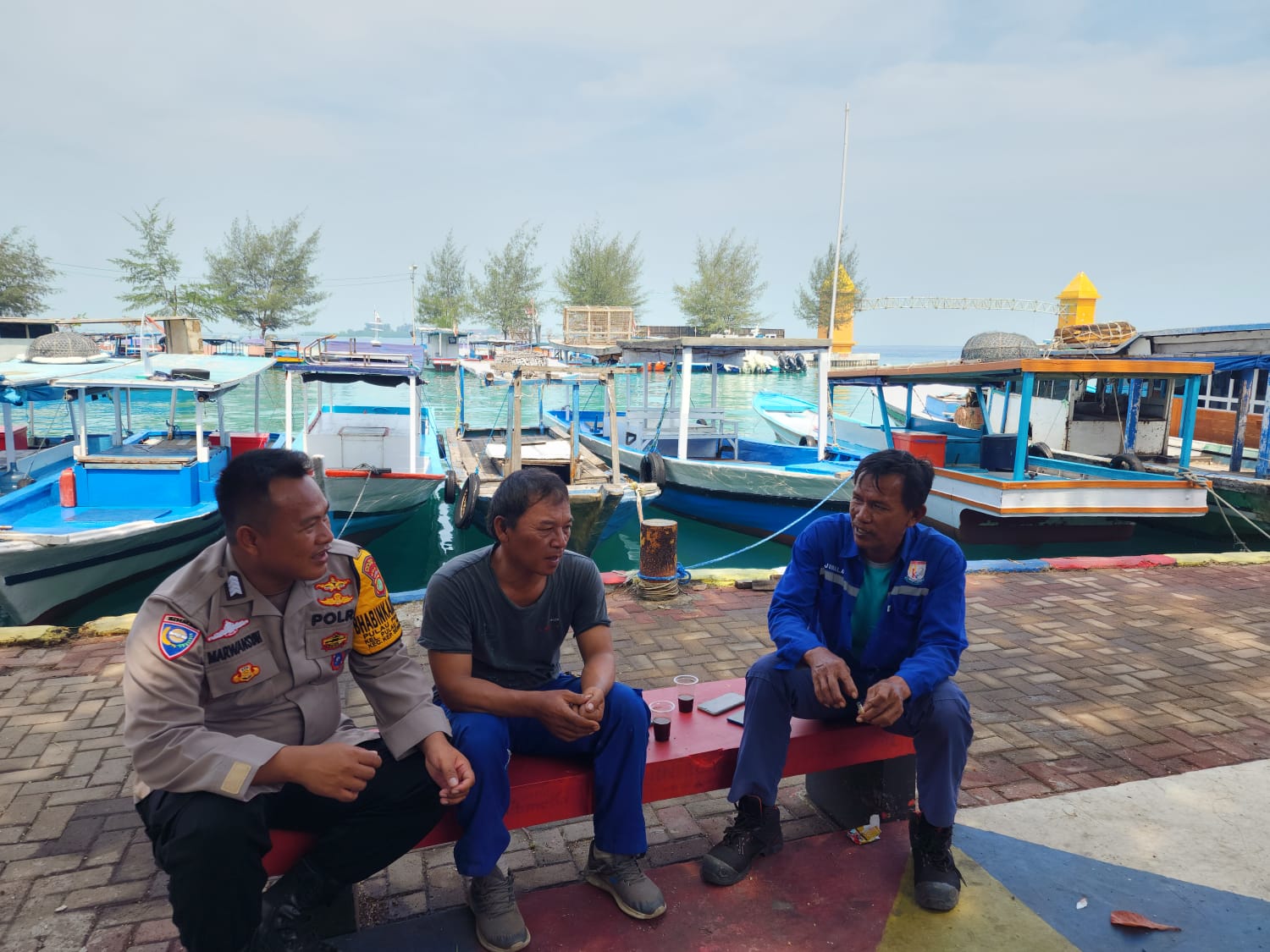 Bhabinkamtibmas Pulau Pramuka Sosialisasikan Layanan Contact Center 110 POLRI secara Door-to-Door