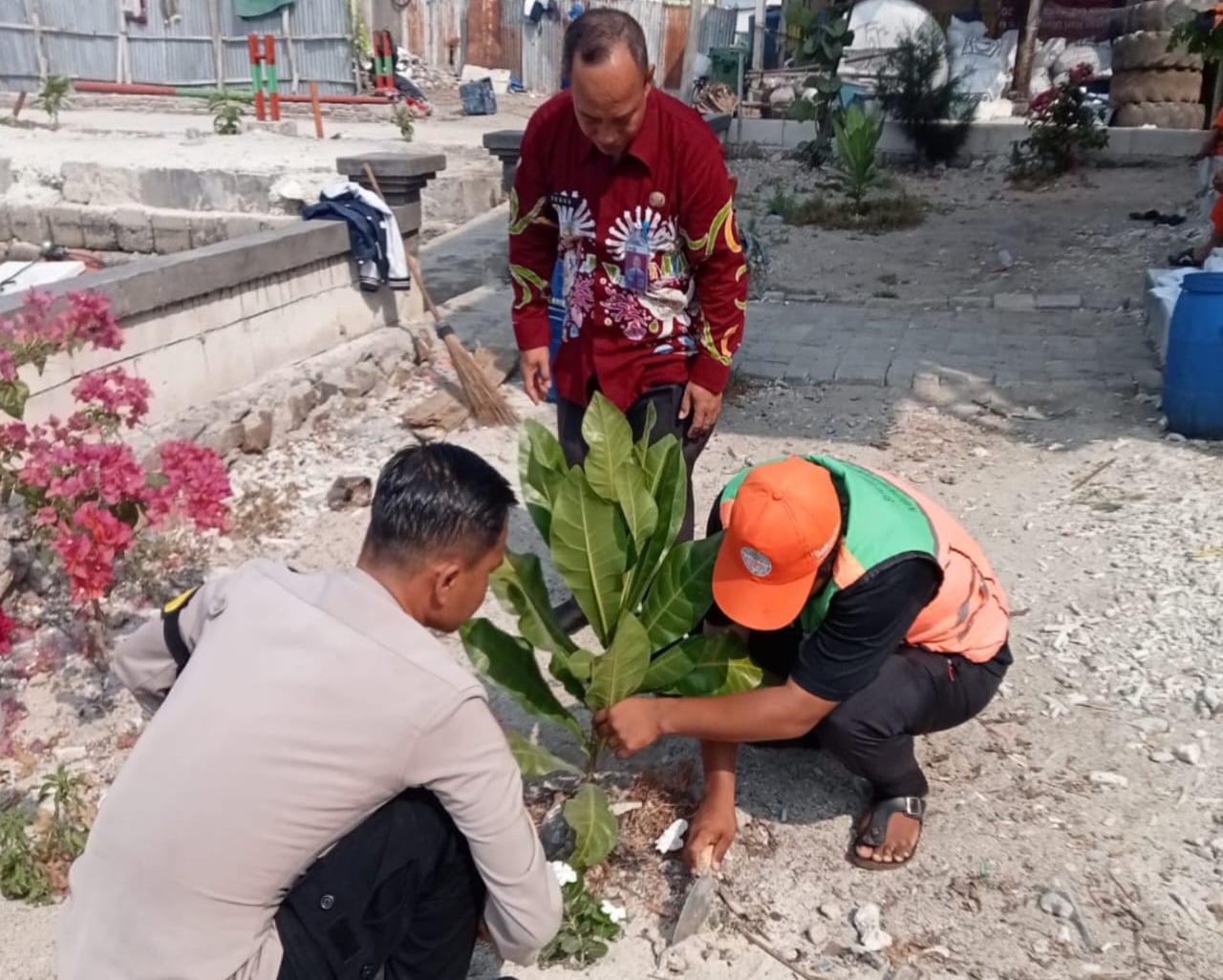 Polsek Kepulauan Seribu Utara dan Warga Gencar Tanam Pohon untuk Kurangi Polusi Udara