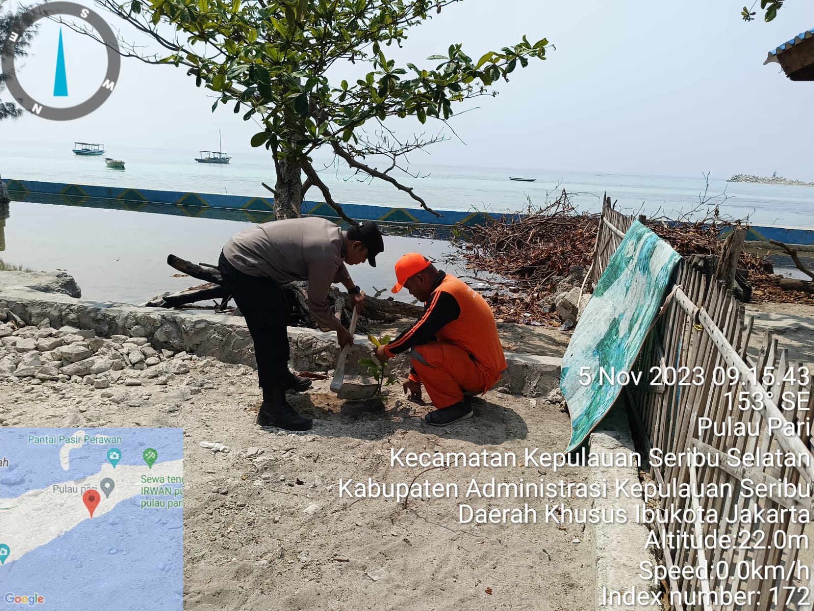 Polsek Kepulauan Seribu Selatan dan Warga Bersatu untuk Menanam Bibit Pohon Mengatasi Polusi Udara