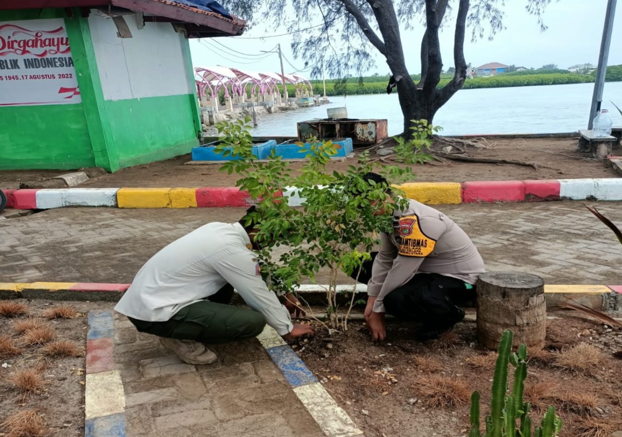 Polsek Kepulauan Seribu Selatan dan Warga Bersatu Menanam Bibit Pohon untuk Kurangi Polusi Udara