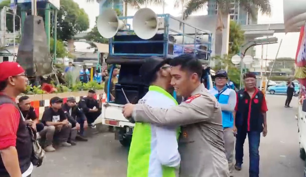 Aksi Unras Dengan Humanis, Pendekatan Mencuri Hati Peserta Demo