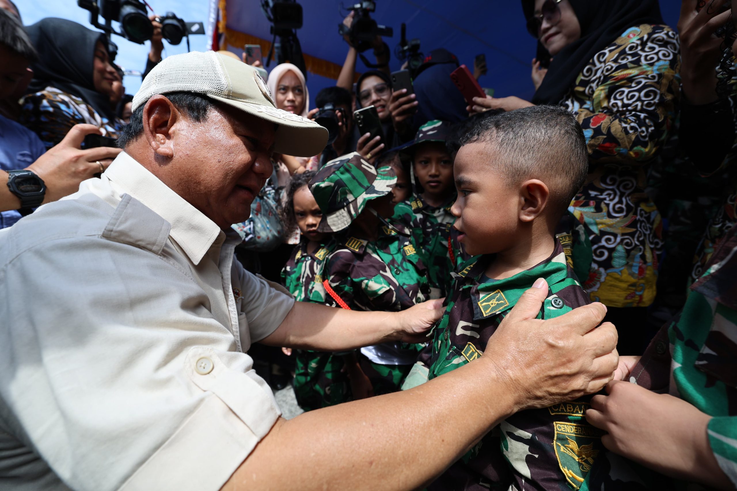 Prabowo Gendong dan Beri Ciuman ke Tentara Cilik Anak-Anak di Mimika Papua