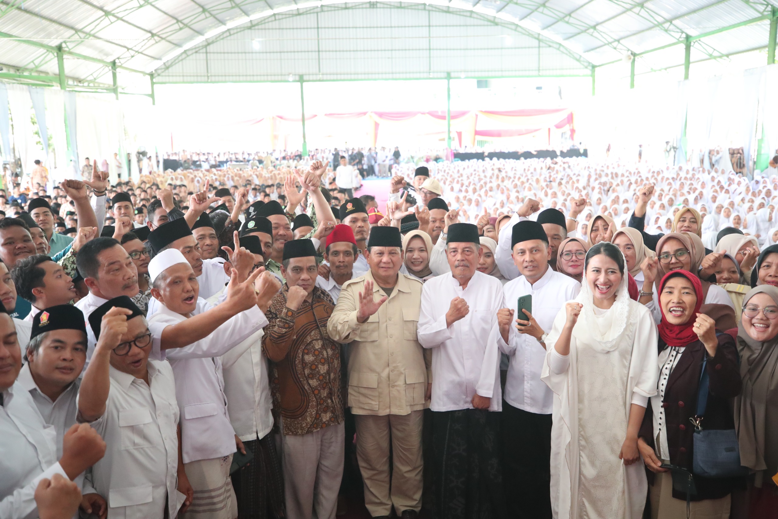 Prabowo Disambut Ribuan Santri di Ponpes Sunan Drajat: Saya Merasa Bersyukur