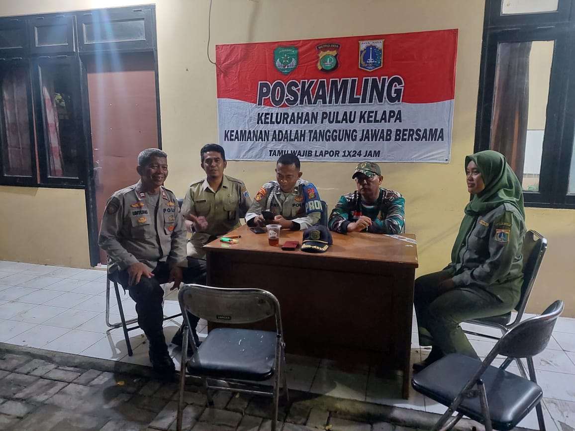 Polsek Kepulauan Seribu Giatkan Poskamling Bersama Tiga Pilar di Pulau Kelapa untuk Keamanan Pemilu 2024