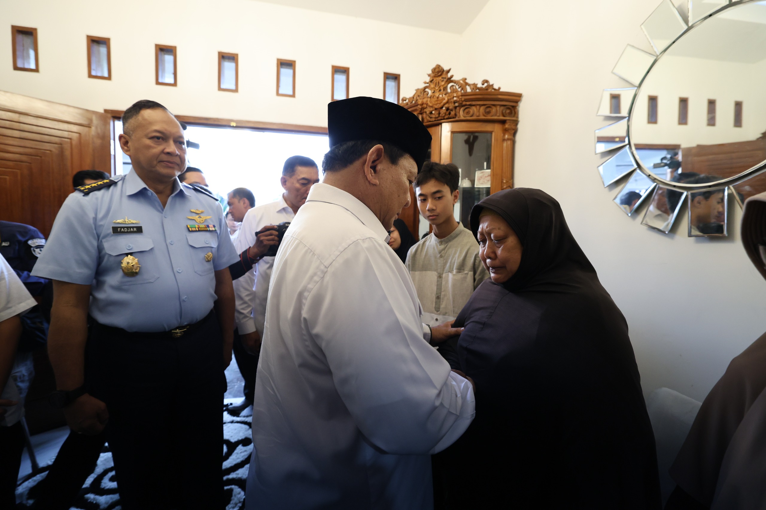 Takziah ke Rumah Duka, Menhan Prabowo Siap Bantu Keluarga Korban Jatuhnya Pesawat Super Tucano TNI AU