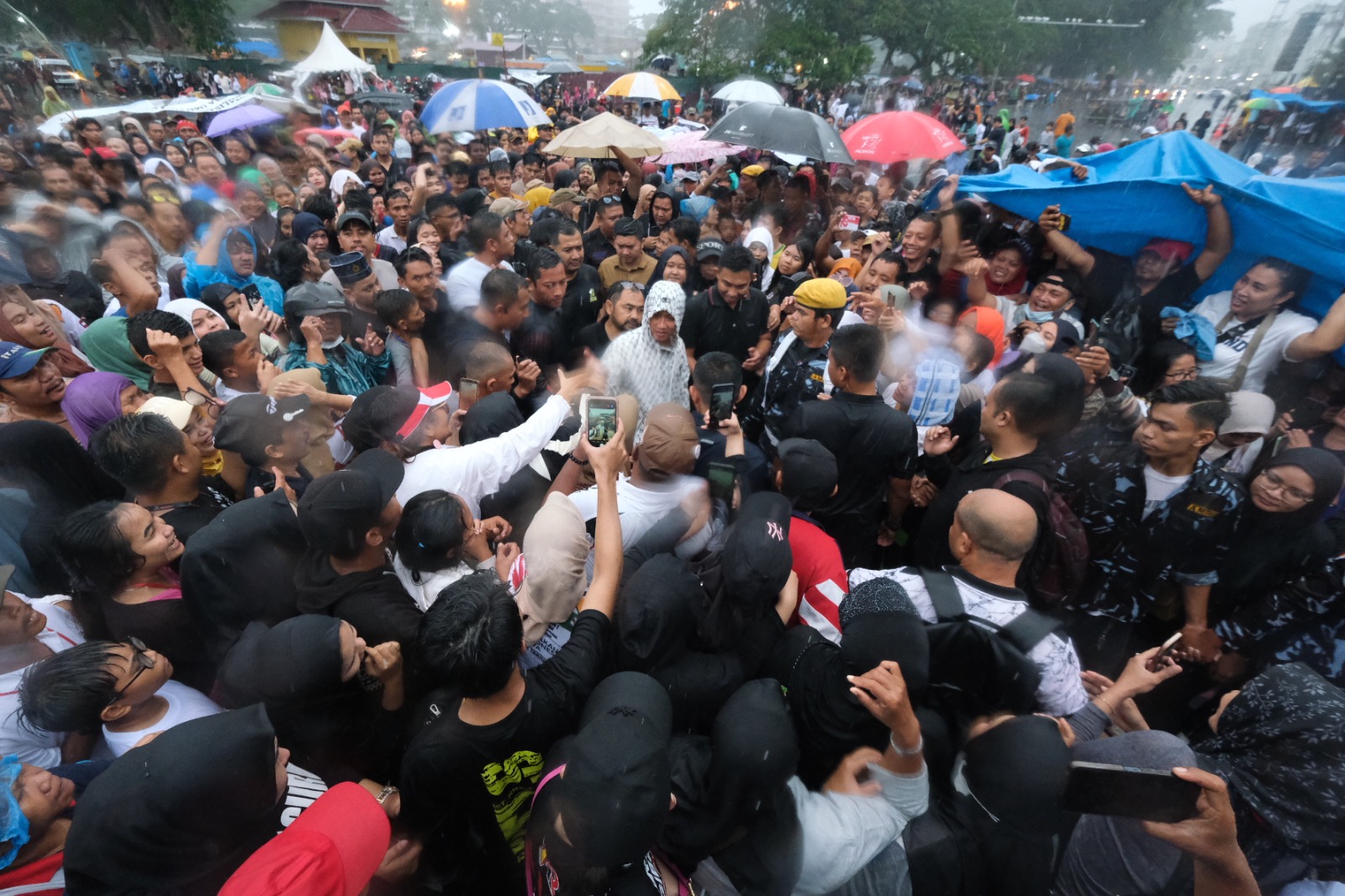 Momen Prabowo Minta Kopi dan Joget Bareng Relawan Matahari Pagi