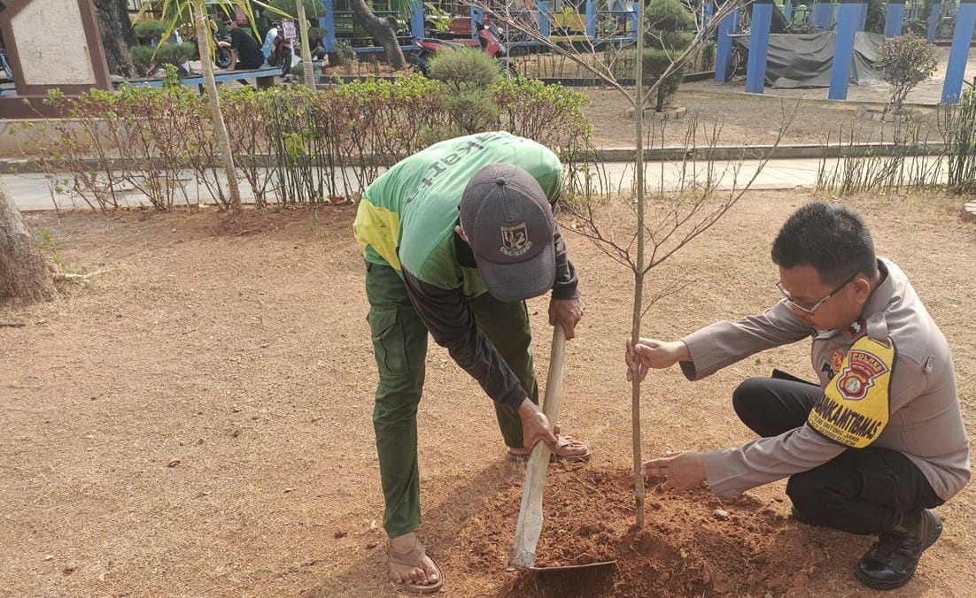 Polsek Kepulauan Seribu Selatan Gencar Memimpin Gerakan Penanaman Pohon Bersama Warga untuk Reduksi Polusi Udara