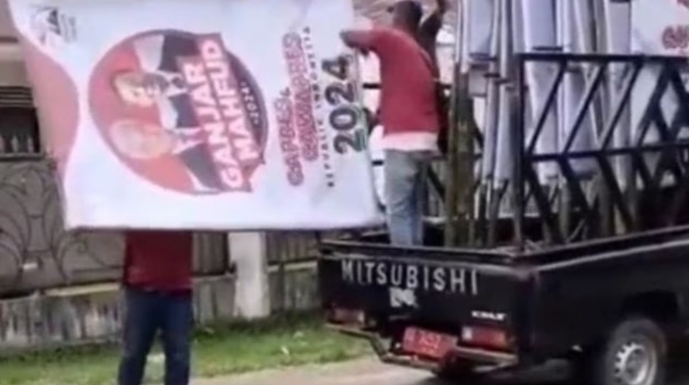 Beredar Video Pemasangan Baliho Capres menggunakan Kendaraan Plat Merah
