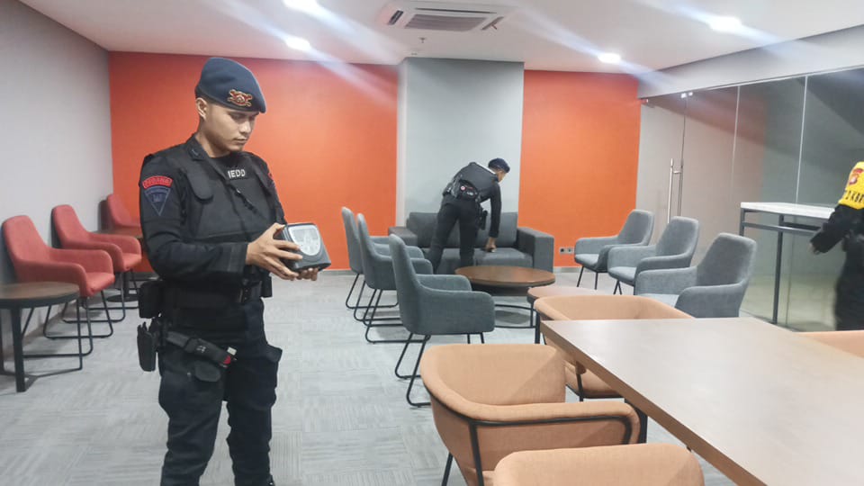 Pastikan Keamanan Jelang Pertandingan FIFA World Cup U-17, Unit Jibom Brimob Sterilisasi Jakarta Internasional Stadium