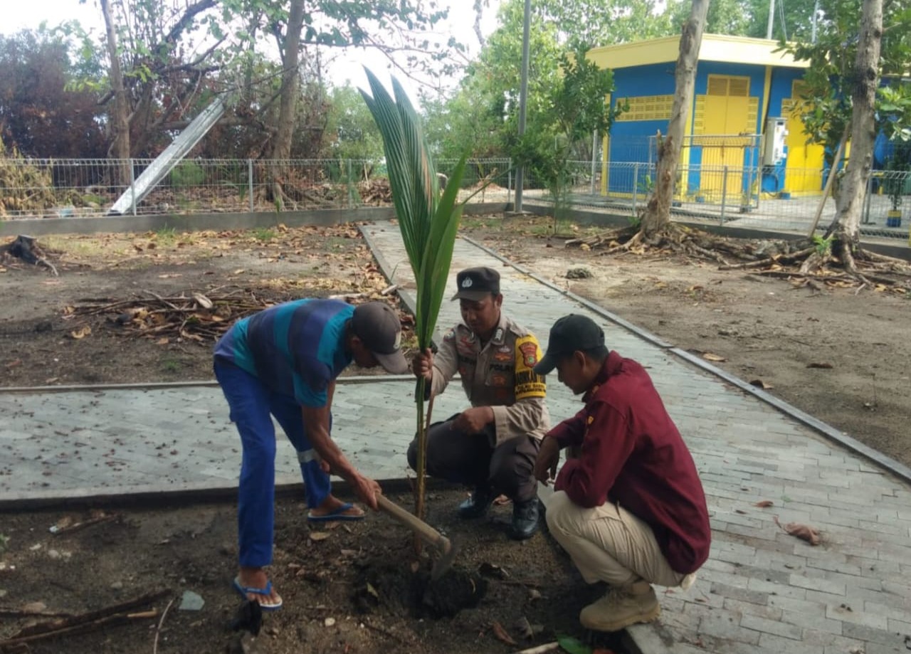 Polsek Kepulauan Seribu Utara Gencar dalam Penanaman Pohon untuk Menyelamatkan Kualitas Udara