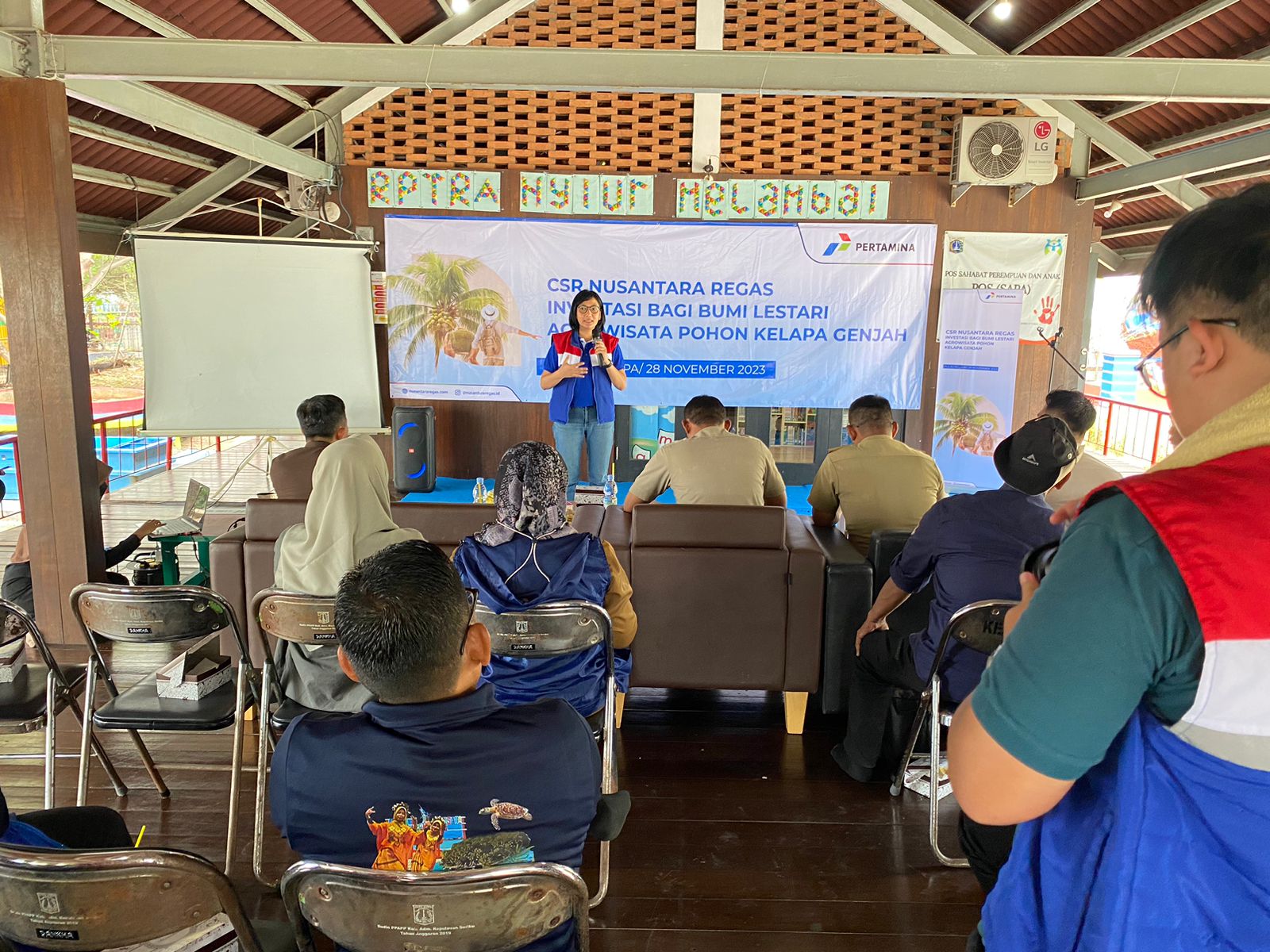 Bhabinkamtibmas Pulau Kelapa Hadiri Giat Penanaman 200 Bibit Pohon Kelapa Genjah