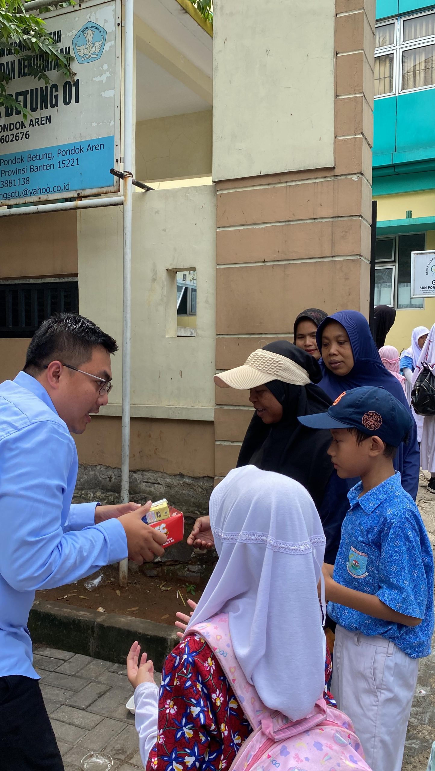 Kenalkan Program Dari Prabowo-Gibran, Virgandhi Bagikan Susu dan Makan Siang Gratis