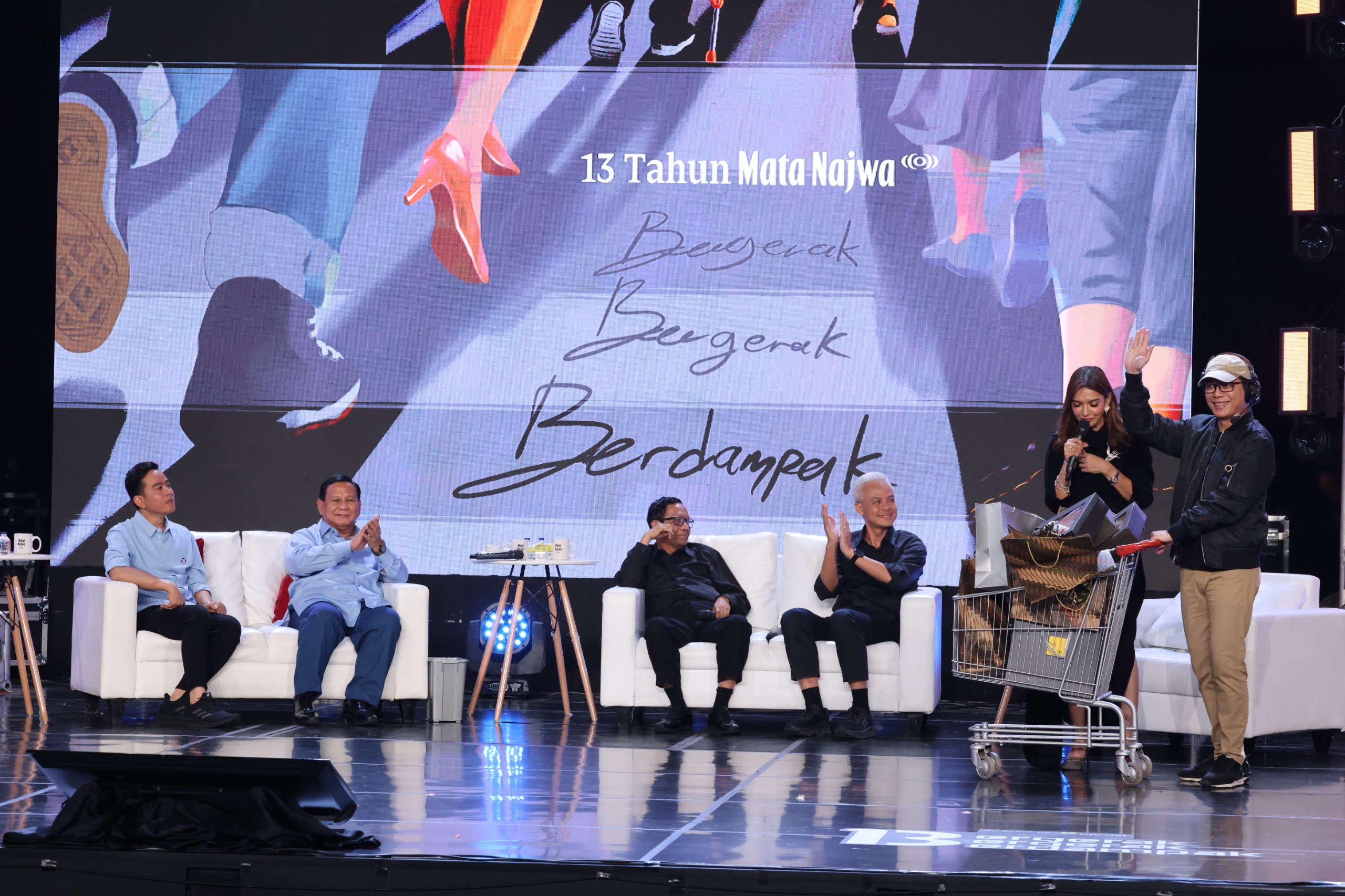 Prabowo Beri Kado Bantal Kucing ke Anies, Helm Sepeda ke Ganjar