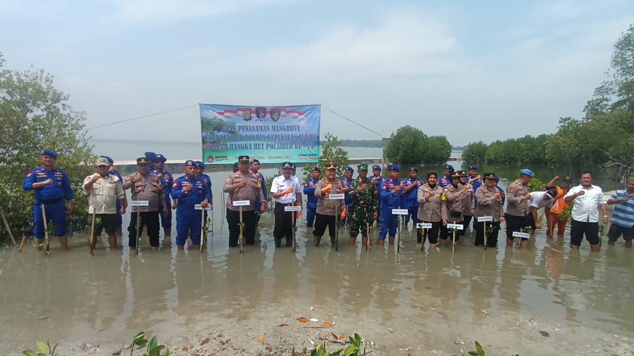 Kapolres Kepulauan Seribu dan Para Pejabat Utama Polres Rayakan HUT Polairud ke-73 dengan Tanam 500 Bibit Pohon Mangrove di Pulau Untung Jawa