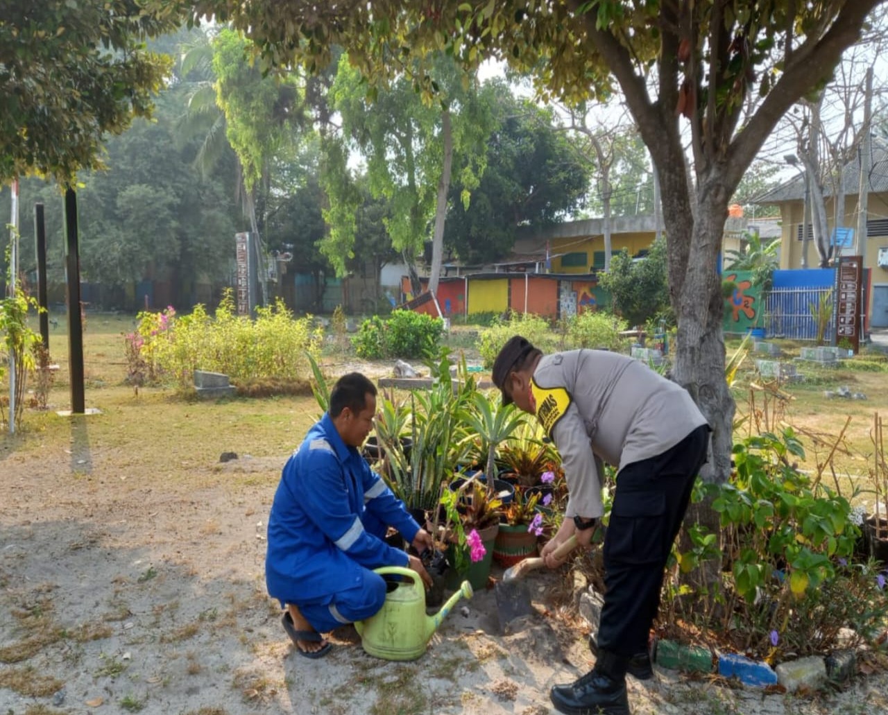 Polsek Kepulauan Seribu Utara dan Warga Bersatu Tanam Pohon untuk Reduksi Polusi Udara