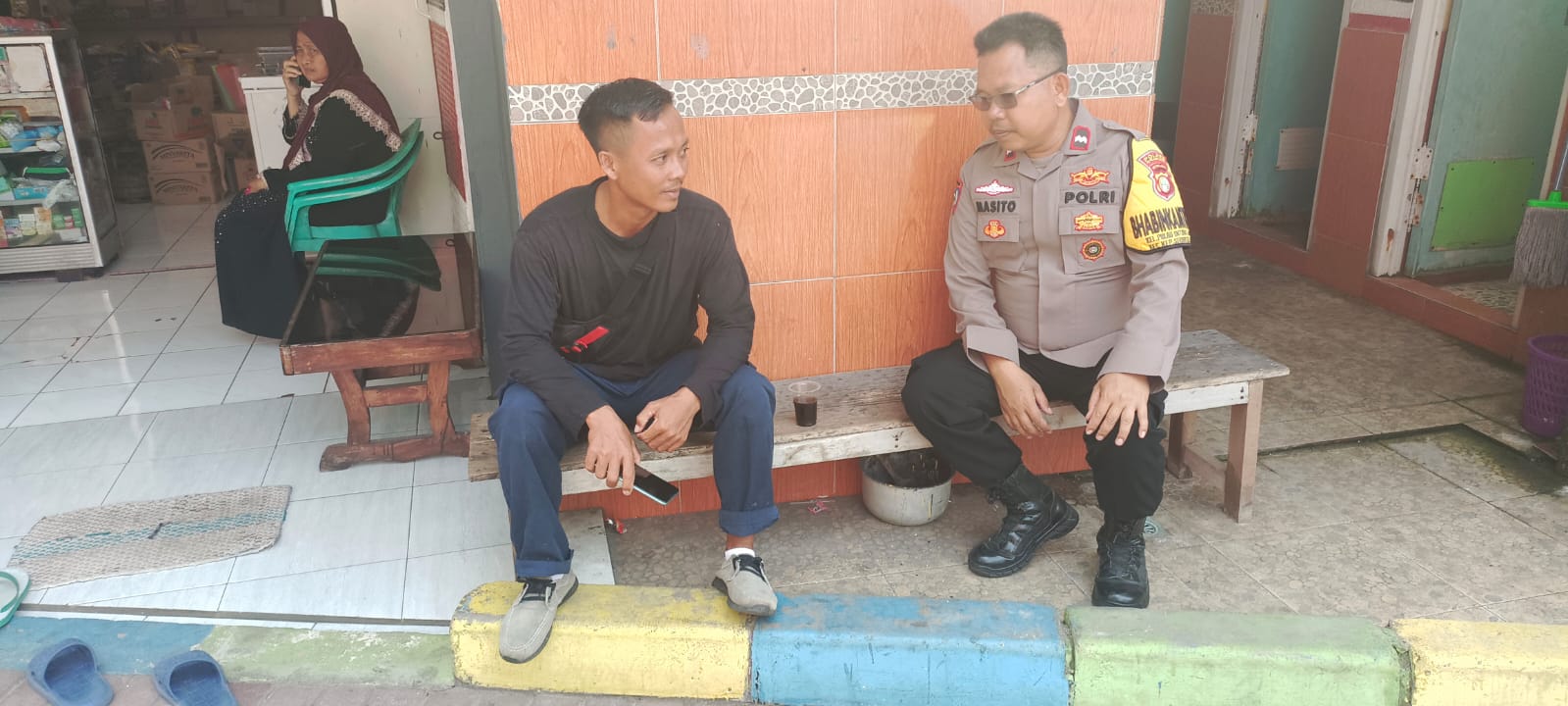 Bhabinkamtibmas Pulau Untung Jawa Imbau Warga untuk Menggunakan Media Sosial Secara Bijak dan Menjaga Keamanan Menuju Pemilu 2024 yang Aman dan Damai