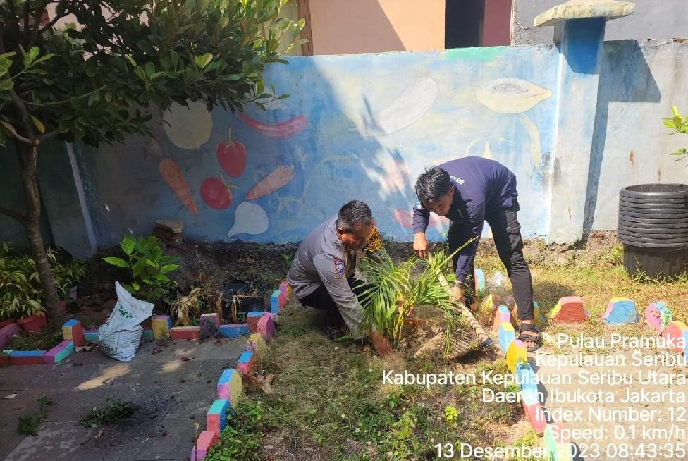 Polsek Kepulauan Seribu Utara dan Warga Bergandengan Tangan Tanam Pohon, Upaya Bersama Kurangi Polusi Udara
