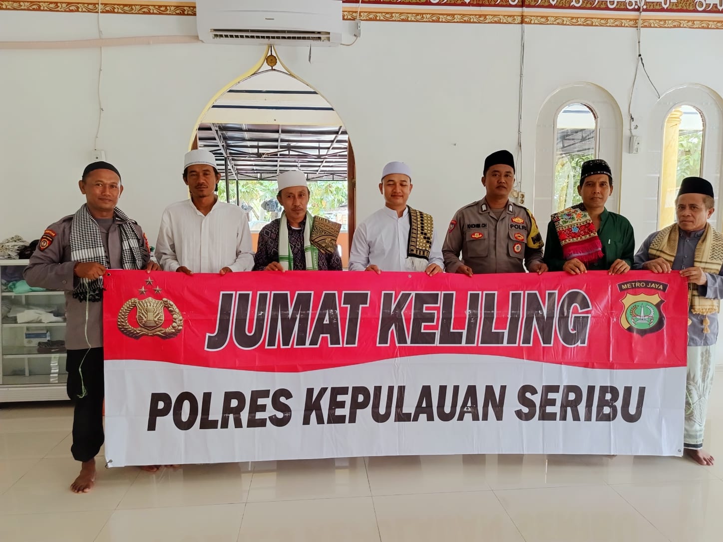 Bripka Khohim Chovivi Bhabinkamtibmas Pulau Pari Ajak Warga Tingkatkan Keimanan dan Ketaqwaan demi Suksesnya Pemilu 2024