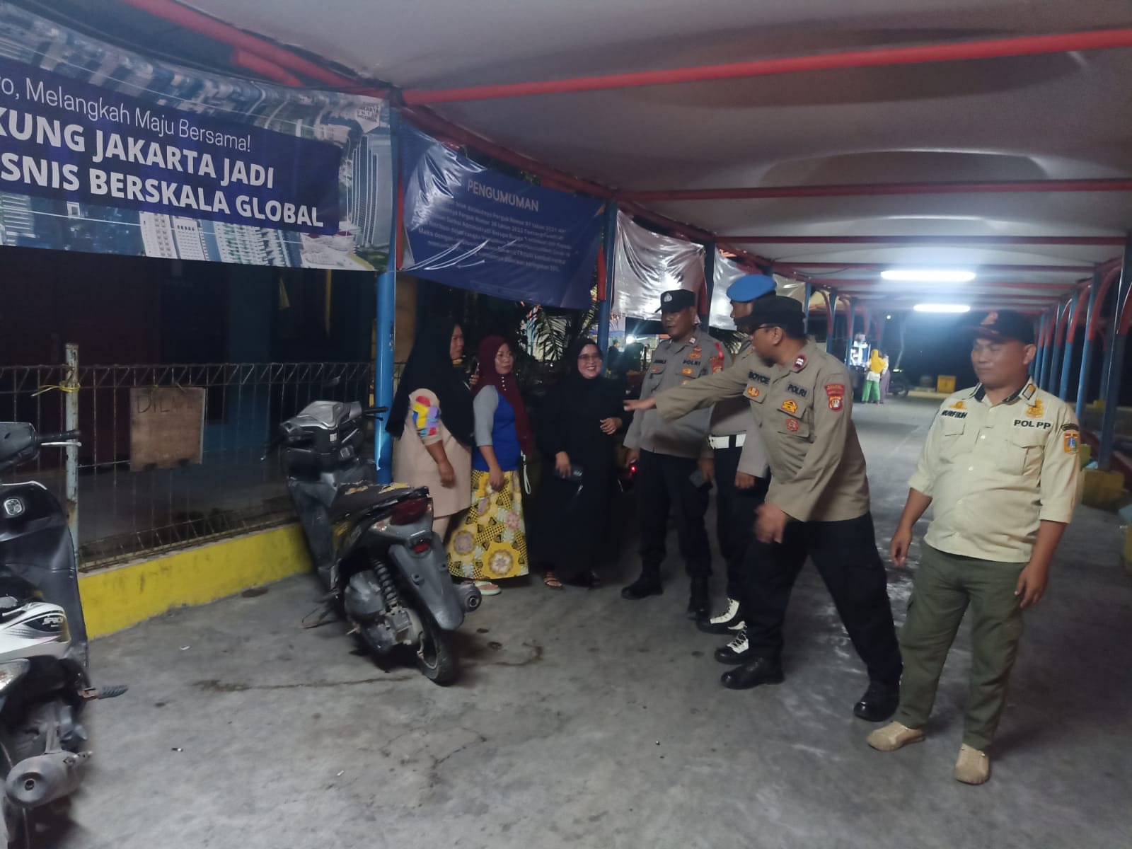 Poskamling Tiga Pilar di Pulau Kelapa Mengingatkan Masyarakat Pentingnya Kehati-hatian dalam Menggunakan Media Sosial Menjelang Pemilu 2024