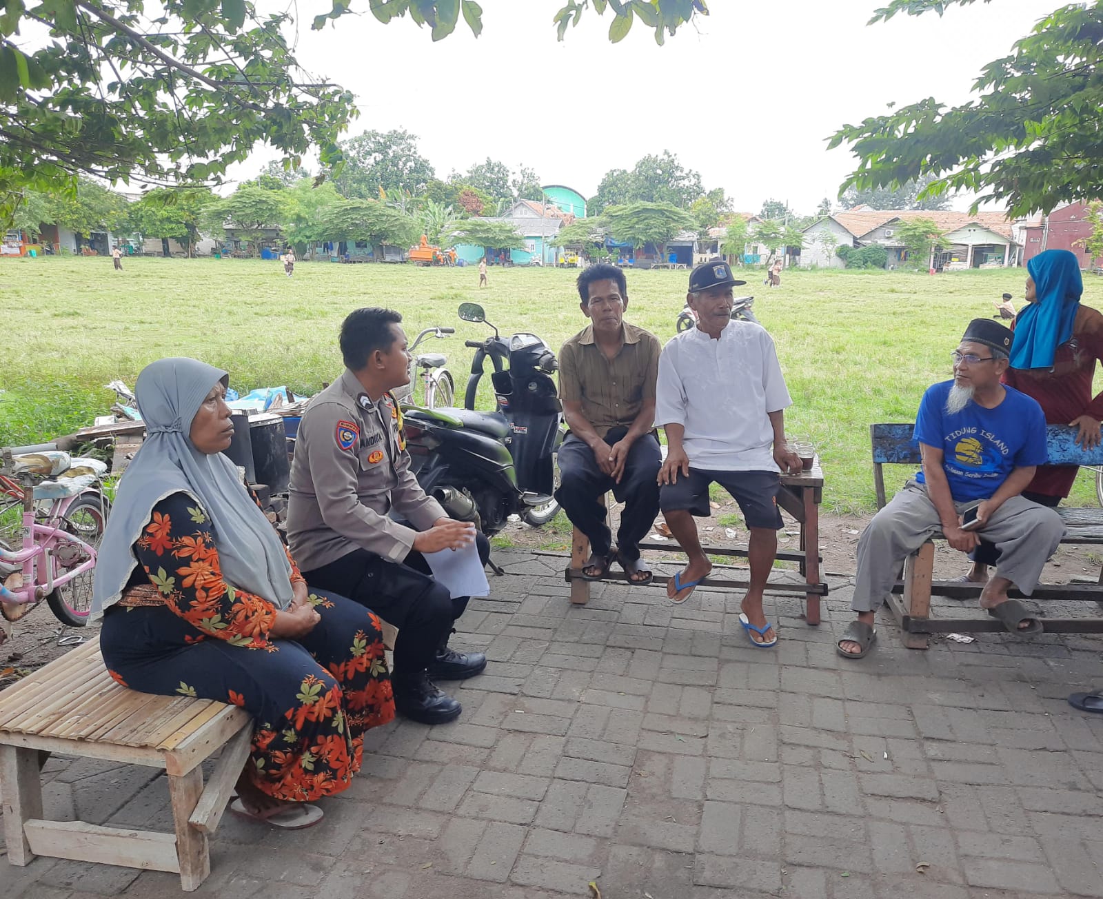 Bhabinkamtibmas Pulau Tidung, Polres Kepulauan Seribu Imbau Warga Ciptakan Suasana Pemilu 2024 yang Aman dan Damai