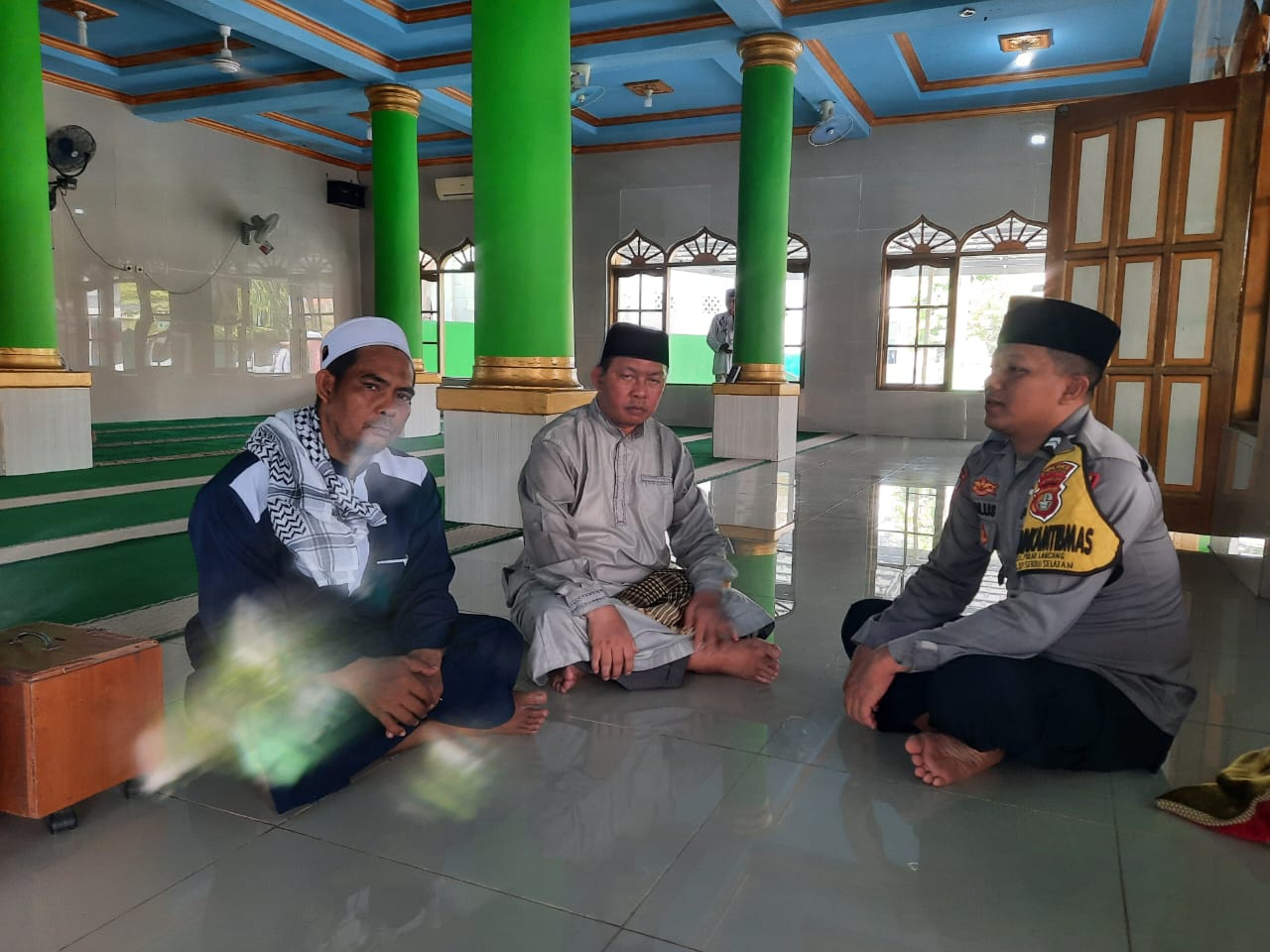 Briptu Tulus Sambangi Tokoh Agama di Pulau Lancang Ajak Tingkatkan Keimanan dan Waspada Terhadap Radikalisme