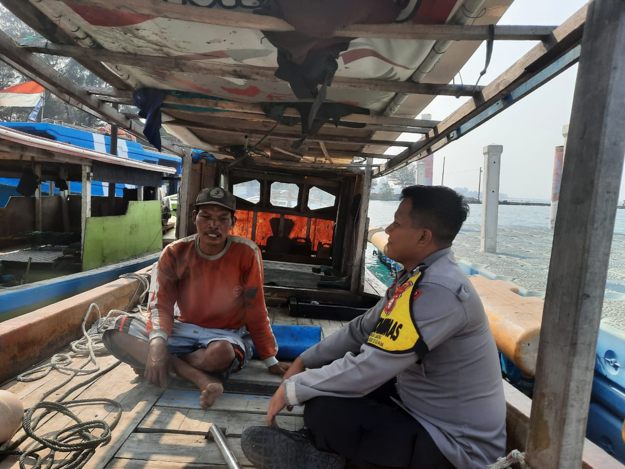 Bhabinkamtibmas Briptu Tulus Ingatkan Masyarakat Pulau Lancang agar Bijak dalam Menggunakan Media Sosial menjelang Pemilu 2024