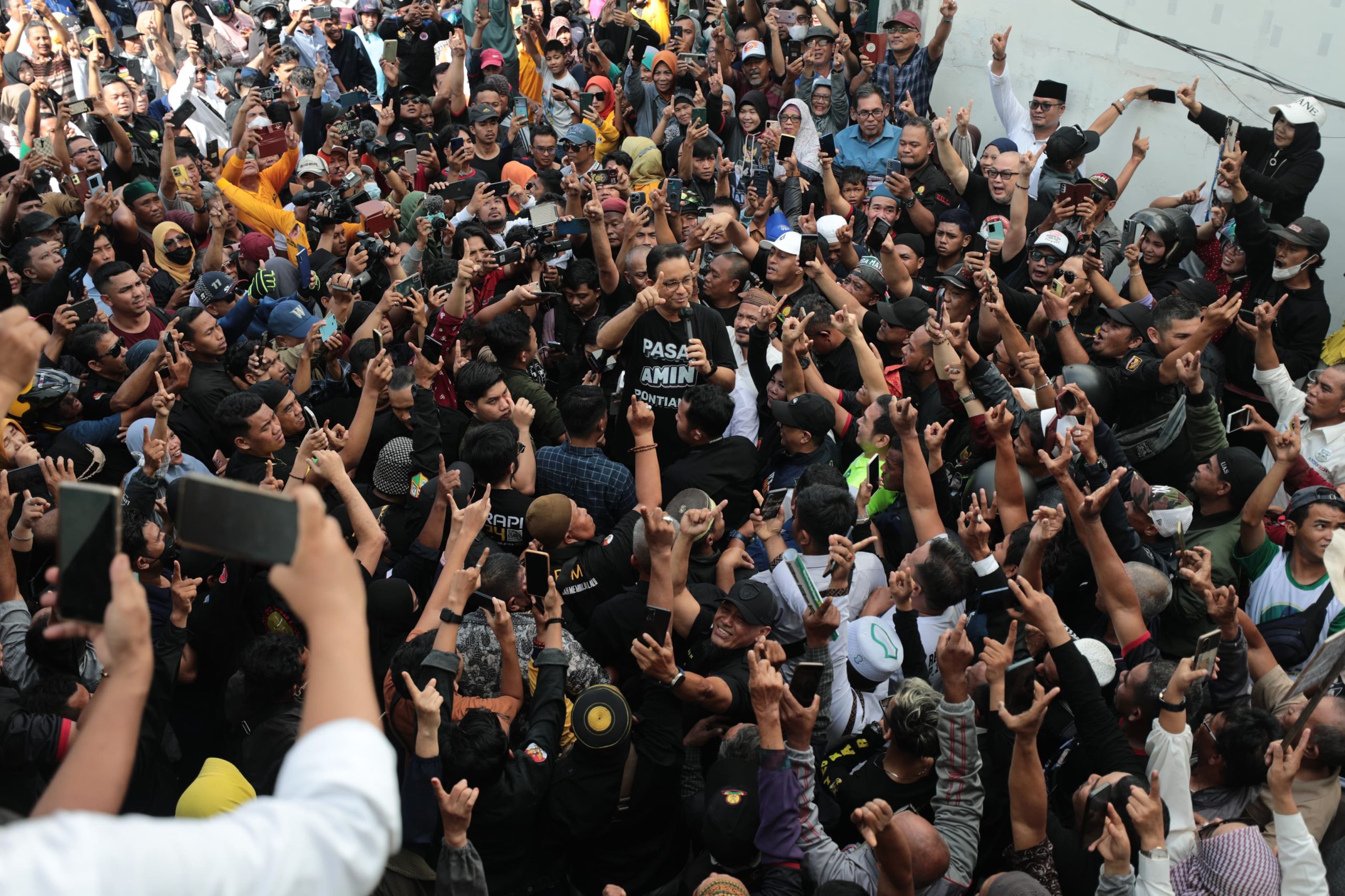 Kunjungi Pasar Flamboyan, Anies Siapkan Tiga Program Dukungan untuk Para Pedagang