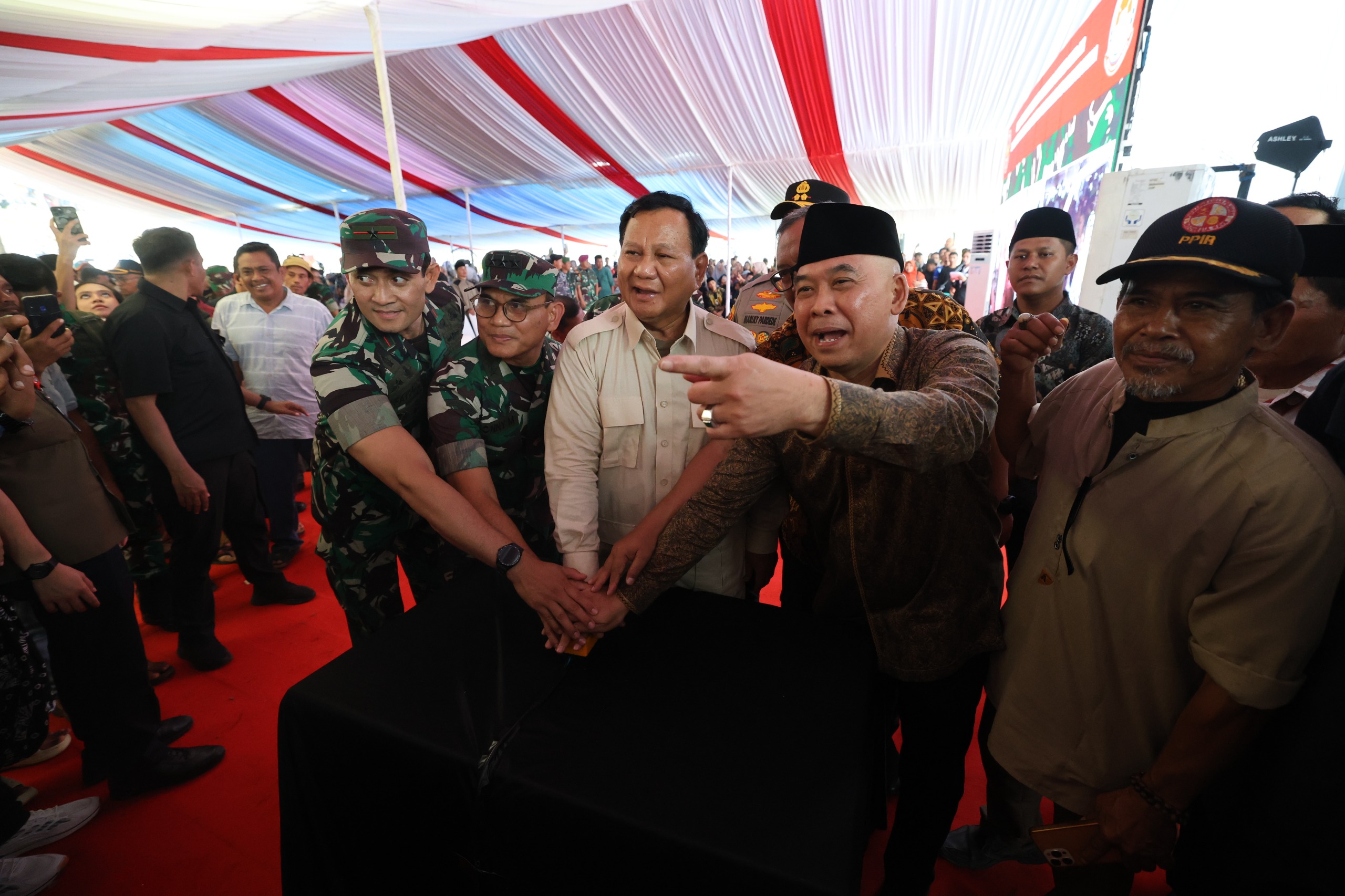 Prabowo Diserbu Warga saat Bagi-bagi Cokelat di Desa Karanganyar Sukabumi