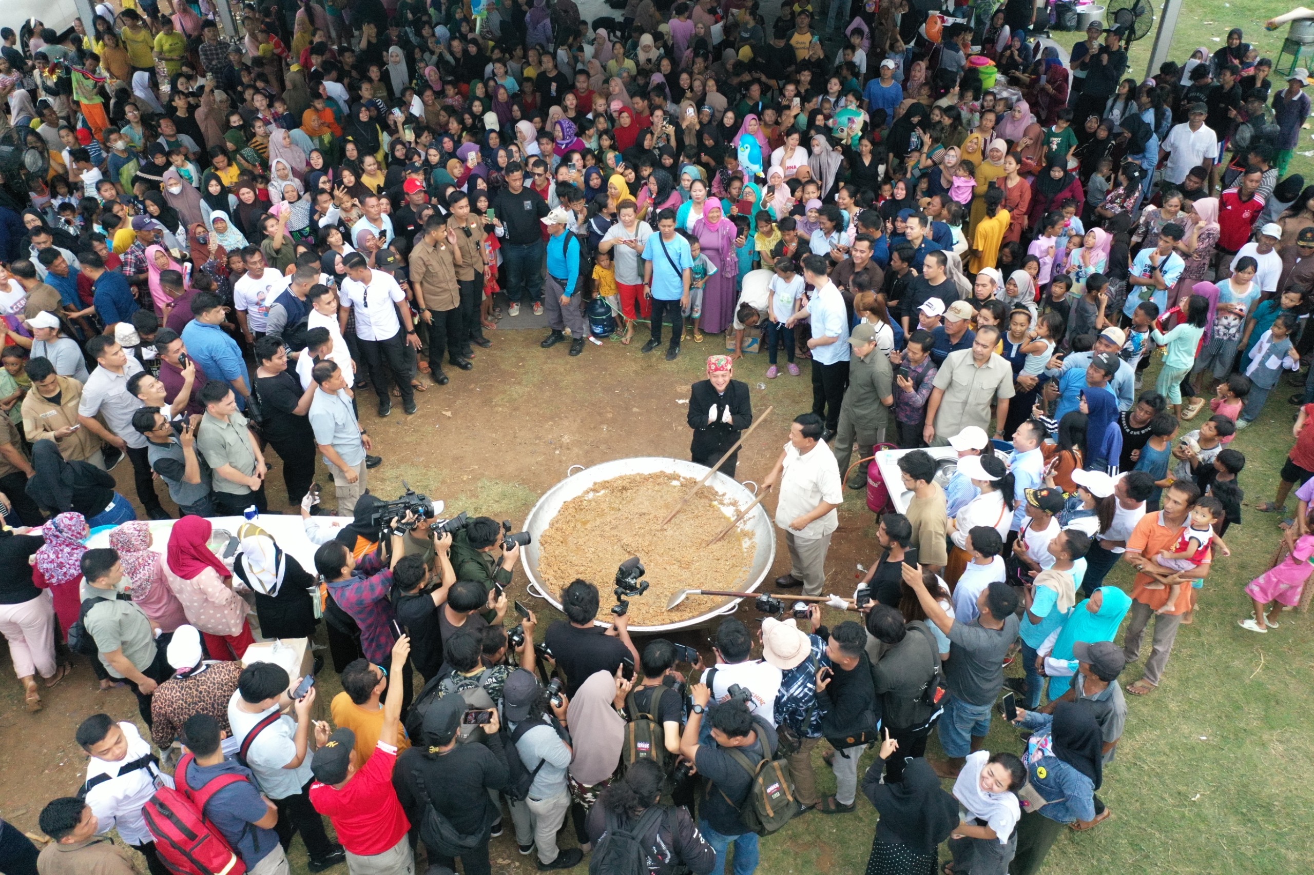 Prabowo Sapa Warga Cilincing, Ikut Masak Besar dan Joget Bareng