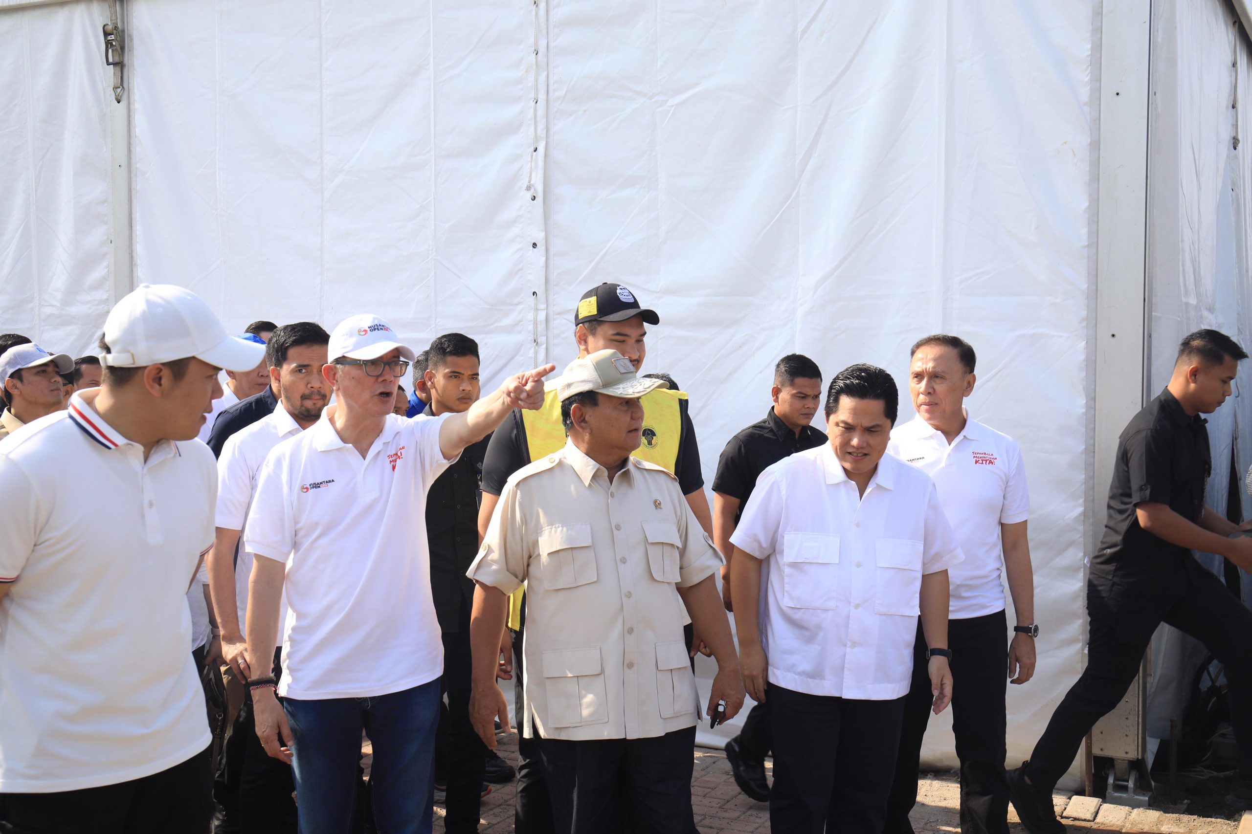 Momen Prabowo Rasakan Terik Matahari bersama Para Garuda Sepak Bola Indonesia