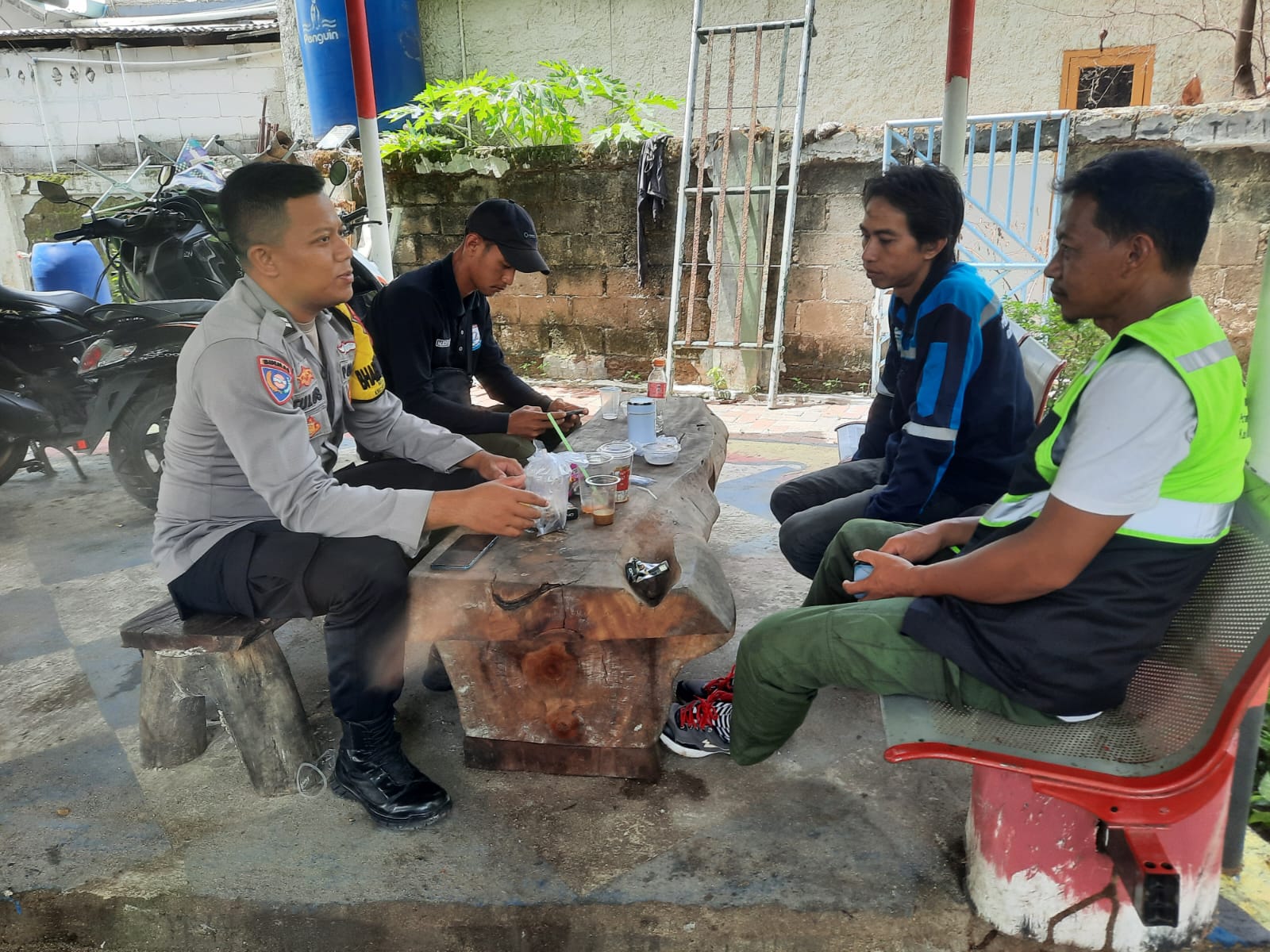 Bhabinkamtibmas Pulau Lancang Ajak Warga Sukseskan Pemilu 2024 dalam Suasana Damai dan Aman