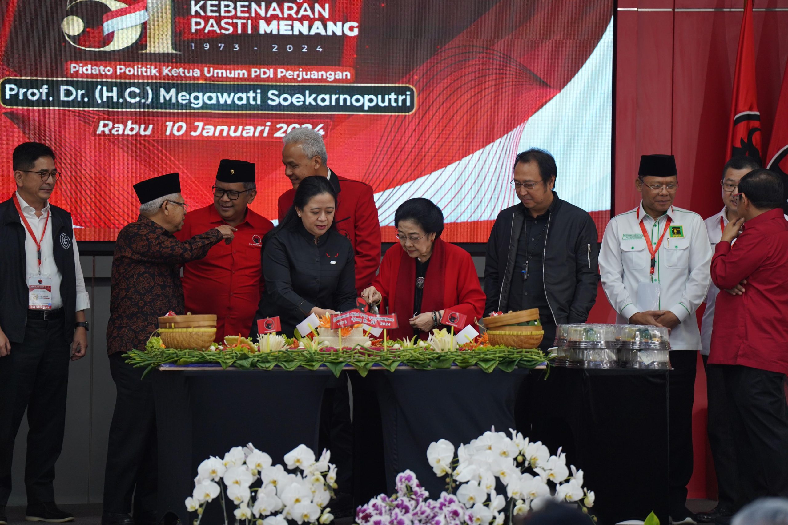 Berlangsung Sederhana, Megawati Soekarnputri Potong Tumpeng Di Acara HUT Ke-51 PDI Perjuangan