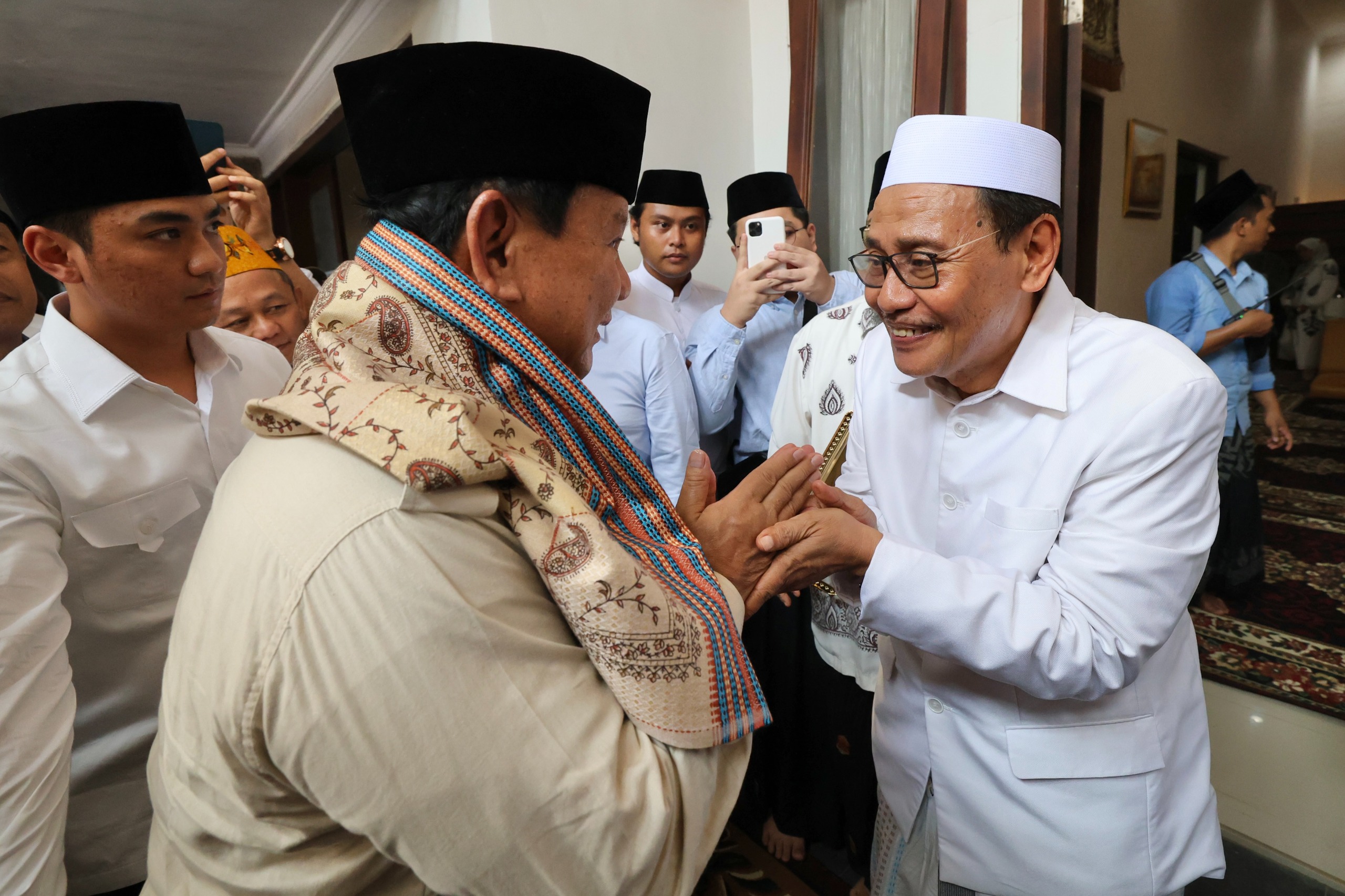 Prabowo Dinobatkan Sebagai Sahabat Santri Indonesia saat Berkunjung ke Jatim